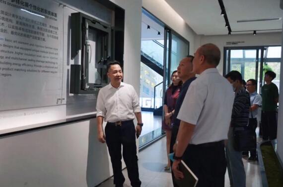 董事長(zhǎng)黃榮高先生為工作組展示了榮高門窗的爆品