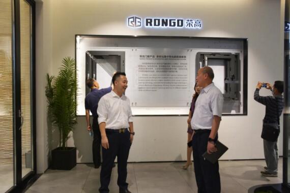 董事長(zhǎng)黃榮高先生為工作組展示了榮高門窗的爆品