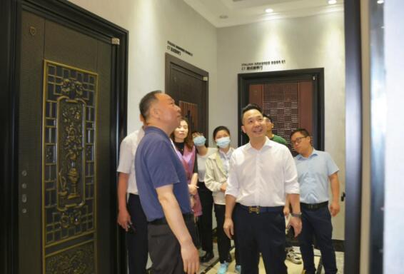 董事長(zhǎng)黃榮高先生為工作組展示了榮高門窗的爆品