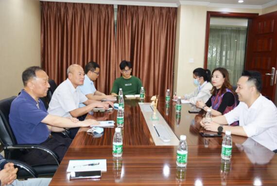 座談?wù){(diào)研