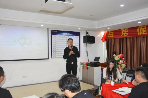 榮高門窗第九屆新商特訓(xùn)營在榮高資深導(dǎo)師萬超老師的帶領(lǐng)下進(jìn)入了激昂的開班典禮