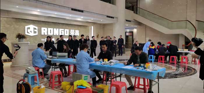 榮高門窗組織全體員工參加無償獻(xiàn)血獻(xiàn)愛心活動