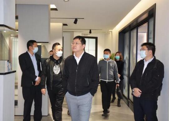 疫情期間，區(qū)、鎮(zhèn)政府領(lǐng)導(dǎo)蒞臨榮高門窗慰問走訪，助力復(fù)工復(fù)產(chǎn)！