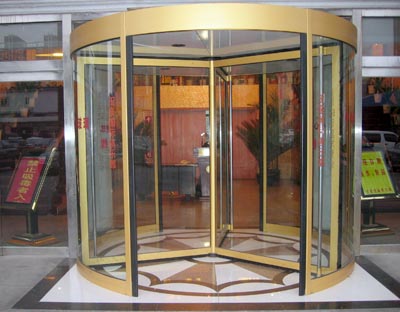 感恩榮耀龍城選擇了南陽出安智能旋轉(zhuǎn)門