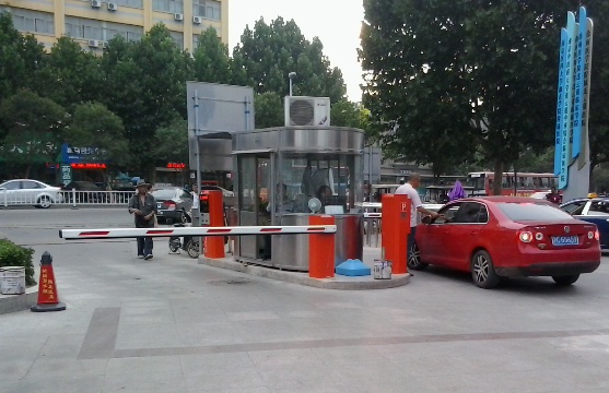 連云港出安智能停車場系統(tǒng)進駐連云港第一人民醫(yī)院西門