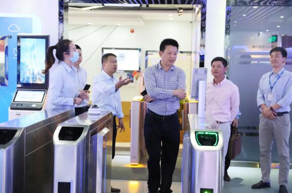 調(diào)研組一行參觀了捷順科技產(chǎn)品體驗館