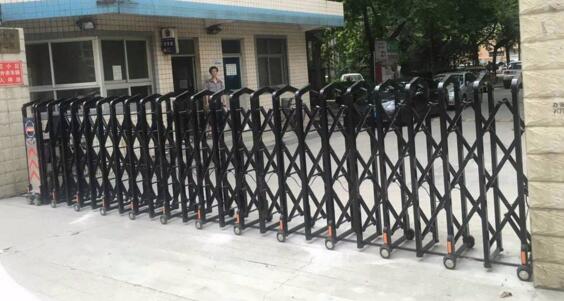 湖州出安智能伸縮門安裝在湖州納尼亞實業(yè)有限公司大門口