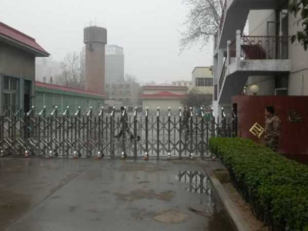 新鄉(xiāng)空軍部隊(duì)伸縮門案例 - 中出網(wǎng)-智能出入口與停車充電門戶