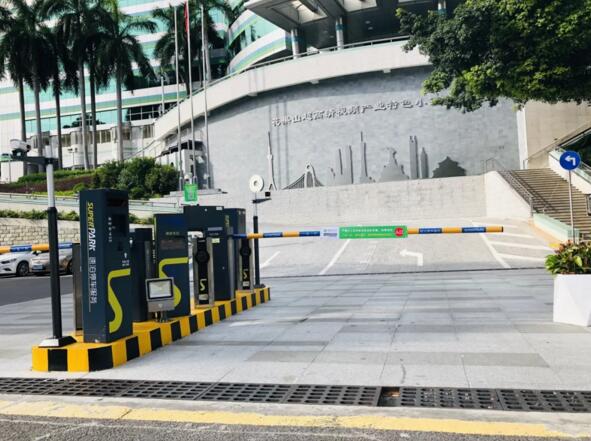 花果山小鎮(zhèn)停車場5個(gè)通道均采用了自帶“車臉識(shí)別”功能的視頻免取卡收費(fèi)系統(tǒng)