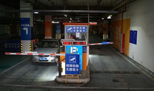 廈門(mén)湖里萬(wàn)達(dá)廣場(chǎng)道閘案例 - 中出網(wǎng)-智能出入口與停車(chē)充電門(mén)戶