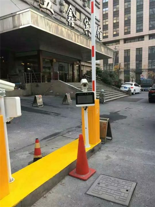 三明五鑫賓館道閘案例 - 中出網(wǎng)-智能出入口與停車充電門戶