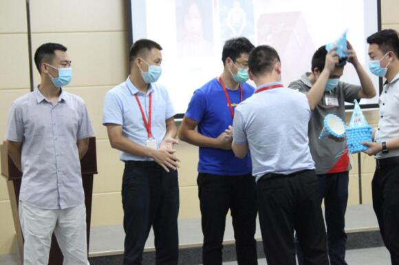 佩戴上生日禮帽