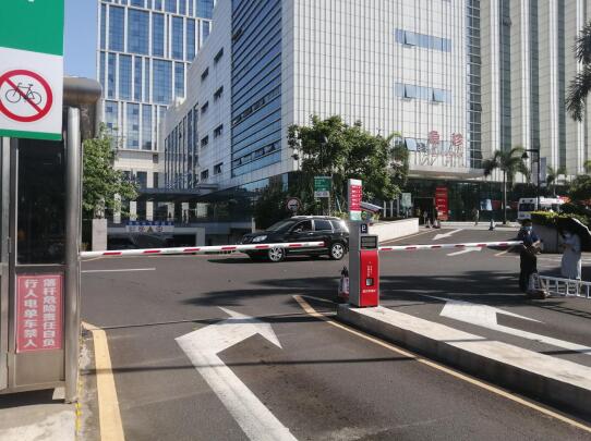 醫(yī)院選用了道爾恭三一體機(jī)6進(jìn)6出+車位引導(dǎo)系統(tǒng)