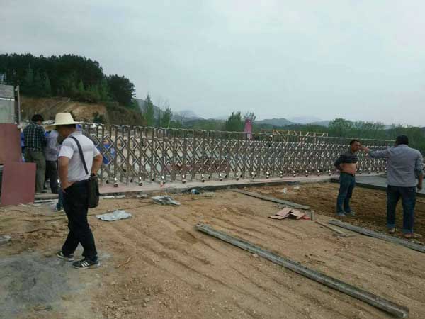 黃岡金泰國際廣場伸縮門案例 - 中出網(wǎng)-智能出入口與停車充電門戶