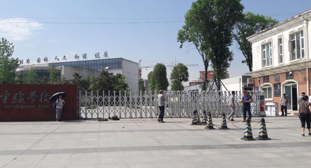 宜賓龍文實(shí)驗(yàn)學(xué)校電動(dòng)伸縮門案例 - 中出網(wǎng)-智能出入口與停車充電門戶