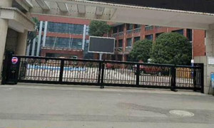 瀘州汽車站電動伸縮門案例