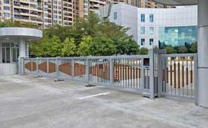 瀘州學(xué)士山?公園城電動伸縮門案例