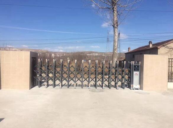 張家口出安智能為滄州市興業(yè)紙制品有限公司大門口安裝電動(dòng)伸縮門