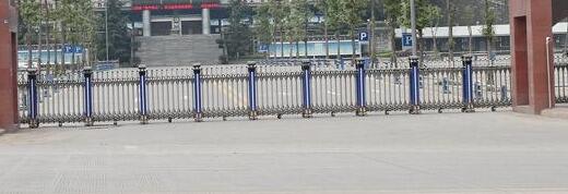 張家口出安智能伸縮門閃亮在張家口國融拍賣有限公司大門口