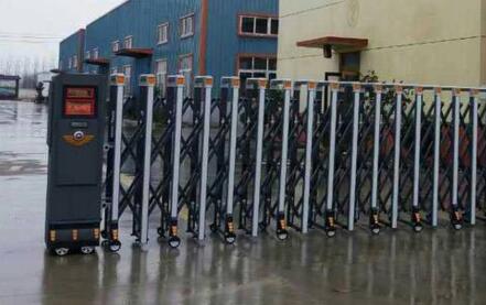 承德騰飛職業(yè)技術(shù)專(zhuān)修學(xué)院大門(mén)口的電動(dòng)伸縮門(mén)由承德出安智能提供