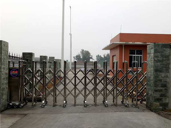 樂(lè)山市五通橋區(qū)洪貴機(jī)械加工廠電動(dòng)伸縮門案例 - 中出網(wǎng)-智能出入口與停車充電門戶