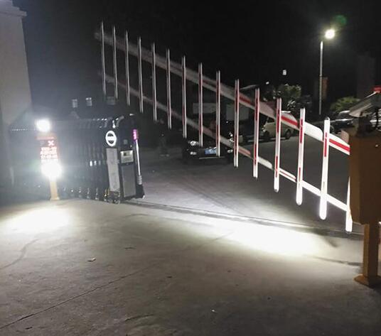 三門峽市湖濱區(qū)工業(yè)園欄柵道閘案例