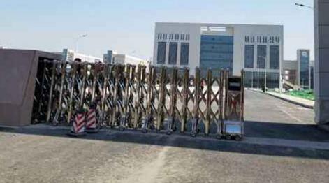 秦皇島出安智能伸縮門閃亮在秦皇島東方航空服務(wù)專業(yè)學(xué)校大門口