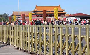 北京天安門伸縮門工程案例 - 中出網(wǎng)-智能出入口與停車充電門戶