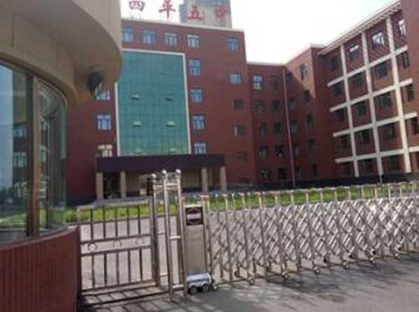 四平五中電動(dòng)伸縮門(mén)案例 - 中出網(wǎng)-智能出入口與停車(chē)充電門(mén)戶(hù)