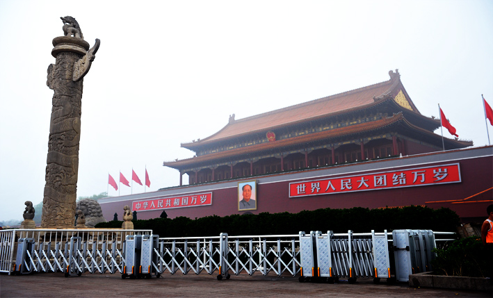 天安門廣場(chǎng)伸縮門工程案例 - 中出網(wǎng)-智能出入口與停車充電門戶