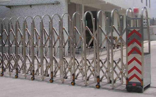 群進(jìn)門業(yè)選用衢州出安智能電動伸縮門