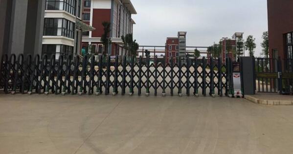 熱烈祝賀衢州出安智能電動伸縮門進駐衢州華茂外國語學校高中部大門口