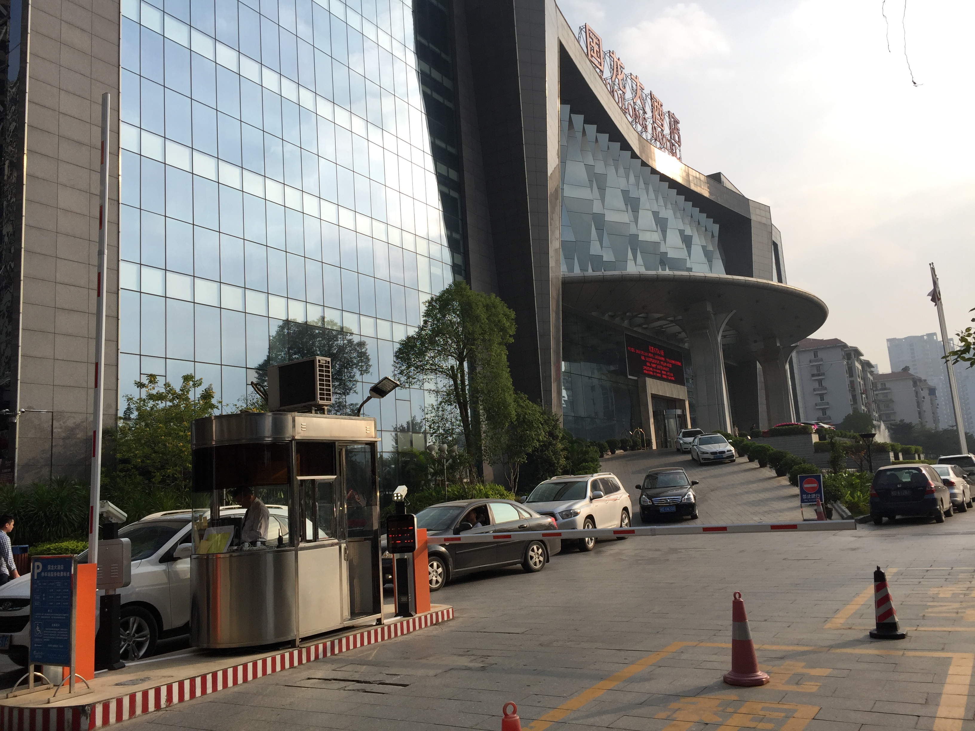 梧州國龍大酒店西門道閘案例