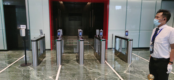 江蘇南京某地產(chǎn)公司人臉識別測溫閘機(jī)改造