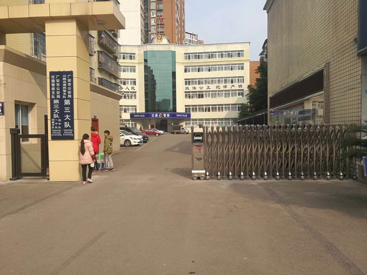 廣安前鋒交警三大隊電動伸縮門案例 - 中出網(wǎng)-智能出入口與停車充電門戶