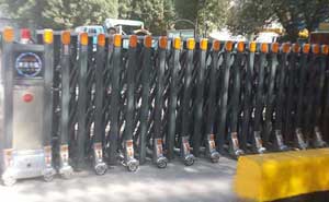 銅仁服裝公司伸縮門案例