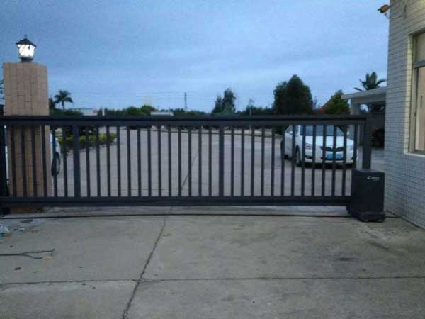 慶賀汕尾出安智能直線平移門進(jìn)駐汕尾大哥大服裝廠