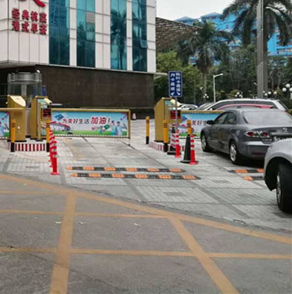 汕尾第一城廣告道閘案例 - 中出網(wǎng)-智能出入口與停車充電門戶