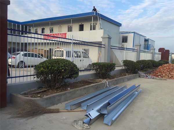 鄂州鴻泰鋼鐵有限公司鋅鋼護(hù)欄案例 - 中出網(wǎng)-智能出入口與停車充電門戶