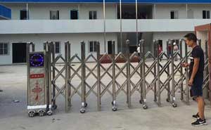 鄂州市金航集貨運輸貿(mào)易有限公司伸縮門案例