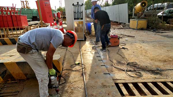 鶴壁南海國際伸縮門案例 - 中出網(wǎng)-智能出入口與停車充電門戶