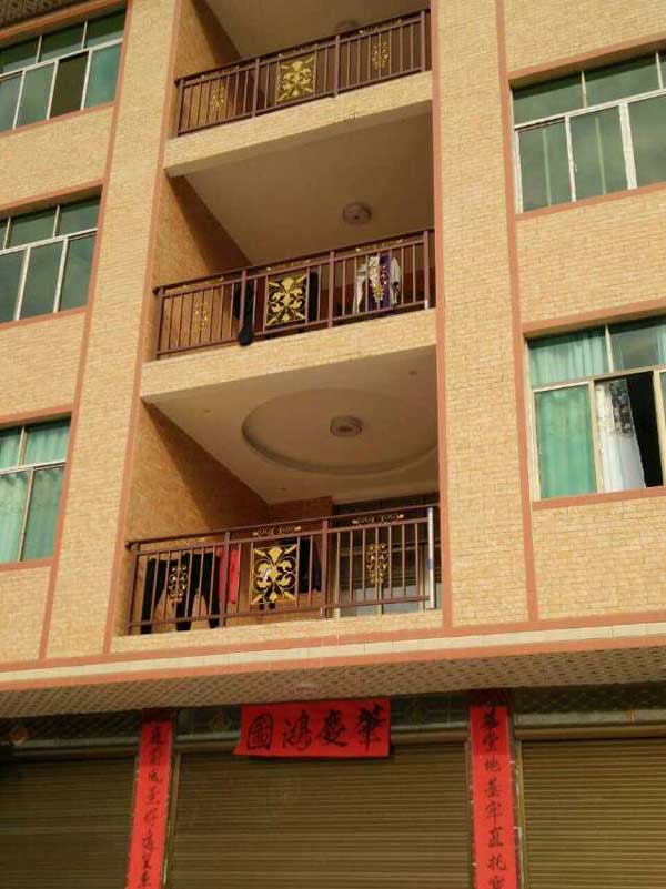 云浮嘉駿.江悅灣護(hù)欄案例 - 中出網(wǎng)-智能出入口與停車充電門戶