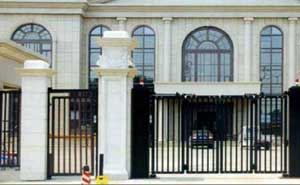 克拉瑪依市榮昌有限責(zé)任公司電動(dòng)折疊門案例