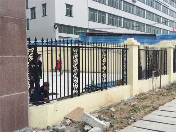 慶賀雞西出安智能圍墻護欄進駐雞西綠海小區(qū)