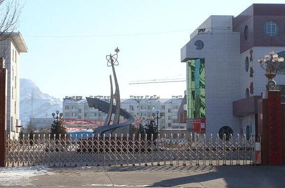 恭賀烏海市第六中學大門口安裝上烏海出安智能電動伸縮門