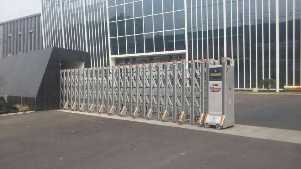 四川雄港玻璃有限公司（新津）伸縮門案例 - 中出網(wǎng)-智能出入口與停車充電門戶