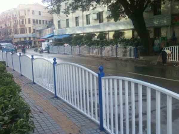 定西潤(rùn)澤園道路護(hù)欄案例 - 中出網(wǎng)-智能出入口與停車充電門戶