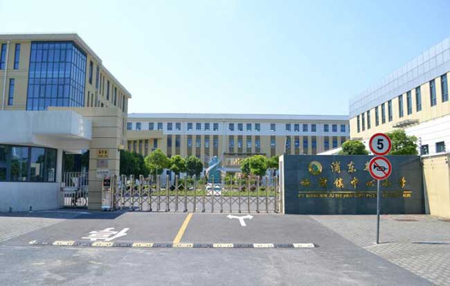 浦東施灣鎮(zhèn)中心小學(xué)伸縮門案例 - 中出網(wǎng)-智能出入口與停車充電門戶