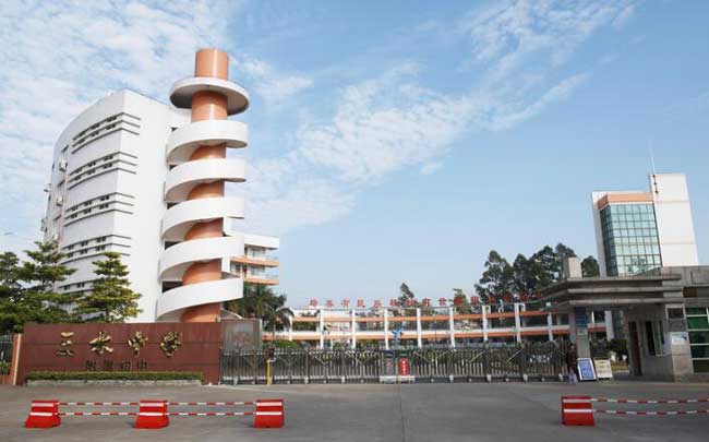 三水中學(xué)伸縮門案例 - 中出網(wǎng)-智能出入口與停車充電門戶