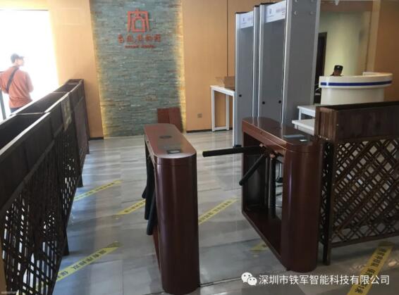 古風(fēng)博物院檢票口入口處采用深圳市鐵軍智能生產(chǎn)的高端定制烤漆票務(wù)三輥閘
